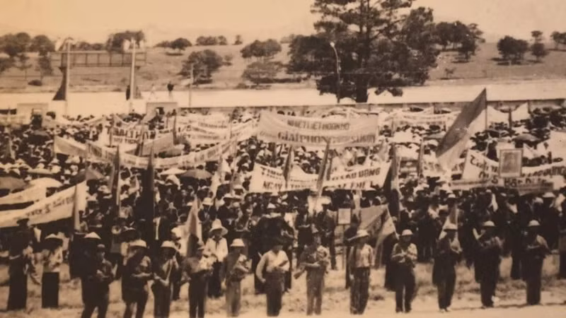 Жители Далата митингуют в честь освобождения 3 апреля 1975 года. (Фото: Вьетнамская народная армия)