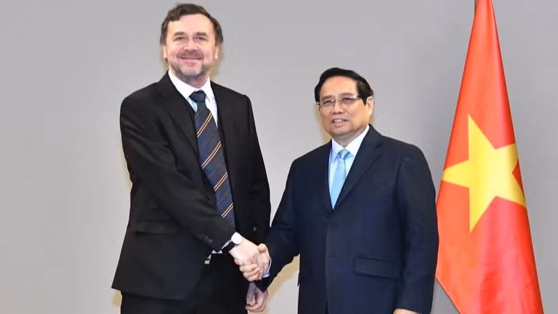 Премьер-министр Фам Минь Тьинь и владелец Seven Global Investments, футбольного клуба SK Slavia Praha, Павел Тыкач.