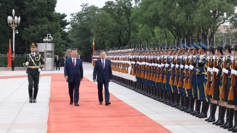 Генеральный секретарь ЦК КПВ, Президент СРВ То Лам и Генеральный секретарь ЦК КПК, Председатель КНР Си Цзиньпин обходят строй почетного караула. Генеральный секретарь ЦК КПВ, Президент СРВ То Лам и Генеральный секретарь ЦК КПК, Председатель КНР Си Цзиньпин обходят строй почетного караула.
