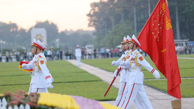 Церемония поднятия флага на площади была утверждена Правительством 19 мая 2001 года по случаю 111-летия со дня рождения Президента Хо Ши Мина.
