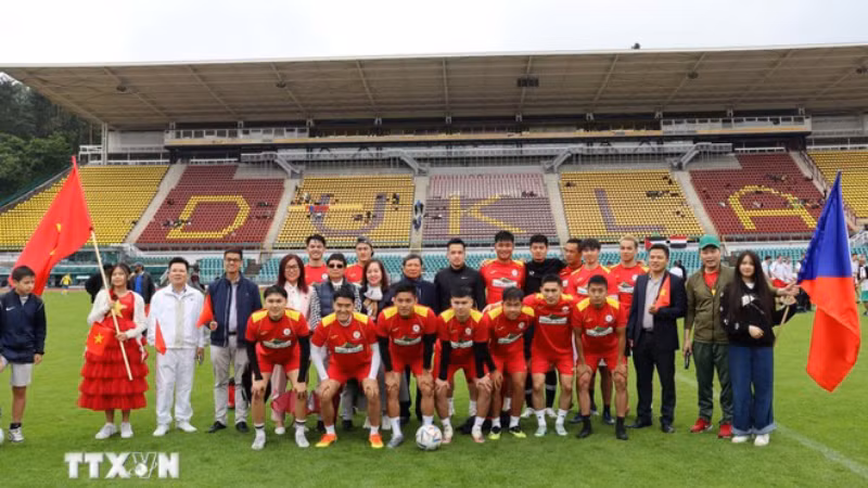 Команда «FC Sapa», представляющая сообщество вьетнамцев, принимает участие в турнире. Фото: ВИА