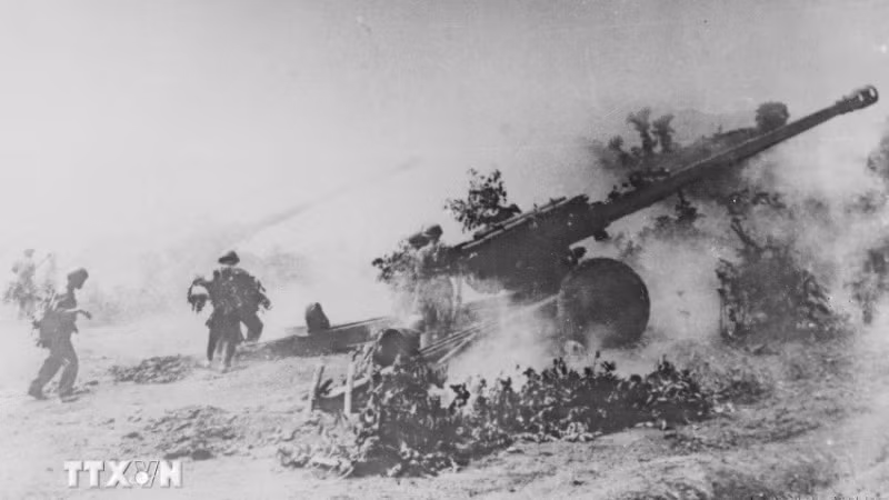28 марта 1975 года артиллерия освободительной армии подвергла ожесточенному обстрелу военный аэропорт Дананга. (Фото: ВИА)