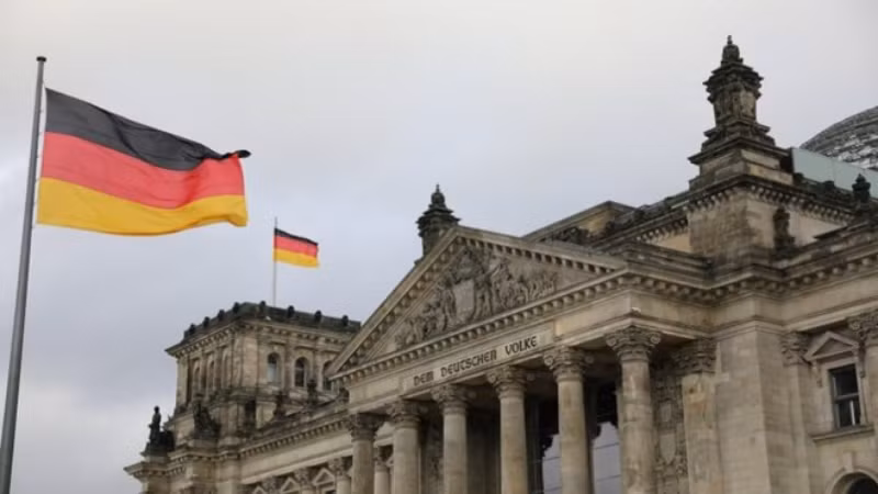 16 декабря 2024 года канцлер Германии Олаф Шольц призвал к вотуму доверия своему правительству меньшинства в Федеральном парламенте. По итогам голосования правительство получило 207 голосов «за», 394 голоса «против» и 116 воздержавшихся. Это означает, что правительству не удалось заручиться большинством голосов, выражающих доверие. В результате канцлеру Олафу Шольцу пришлось обратиться к федеральному президенту Франку-Вальтеру Штайнмайеру с просьбой о роспуске парламента и организации досрочных выборов. Фото: Синьхуа/ВИА 16 декабря 2024 года канцлер Германии Олаф Шольц призвал к вотуму доверия своему правительству меньшинства в Федеральном парламенте. По итогам голосования правительство получило 207 голосов «за», 394 голоса «против» и 116 воздержавшихся. Это означает, что правительству не удалось заручиться большинством голосов, выражающих доверие. В результате канцлеру Олафу Шольцу пришлось обратиться к федеральному президенту Франку-Вальтеру Штайнмайеру с просьбой о роспуске парламента и организации досрочных выборов. Фото: Синьхуа/ВИА