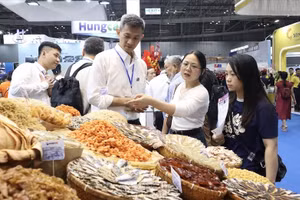 Предприятие представляет продукцию на выставке Vietfish 2026. Фото: Суан Ань/ ВИА