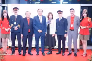 Руководители Vietjet Air, члены экипажа и гости на церемонии открытия нового маршрута. Фото: ВИА