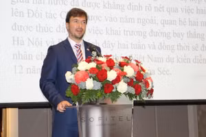 Посол Чехии во Вьетнаме Лукаш Кауцкий выступает на церемонии. (Фото: hochiminhcity.gov.vn)