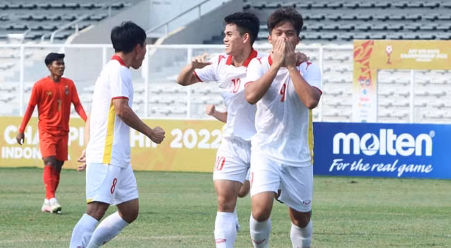 Сборная U19 Вьетнама продолжает сохранять первое место в группе А. Фото: Чан Тиен