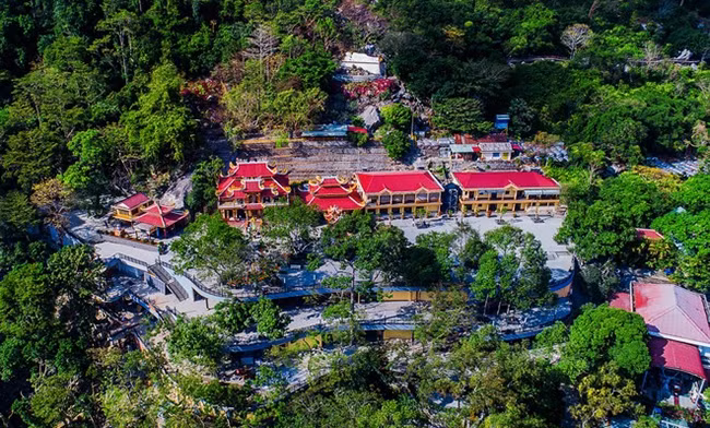 Комплекс священных древних пагод на горе Баден. Фото: thanhnien.vn