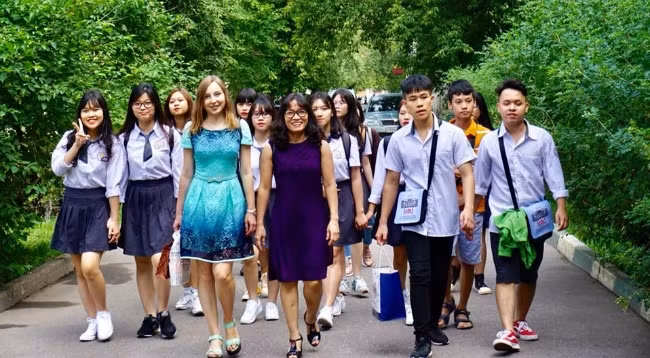 Школьники идут в летнюю школу.