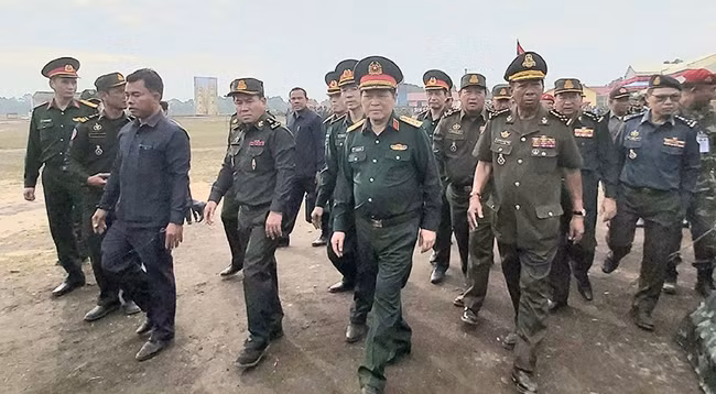 Генерал армии Нго Суан Лить и генерал армии Теа Бан на учениях. Фото: Тхань Фонг