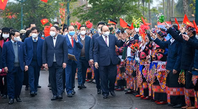 Президент Нгуен Суан Фук и представители народностей. Фото: Тхань Дат