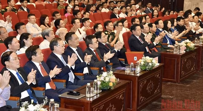 Руководители Партии и Государства на церемонии. Фото: Чан Хай