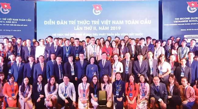 Участники фотографируются на открытии форума. Фото: baoquocte.vn