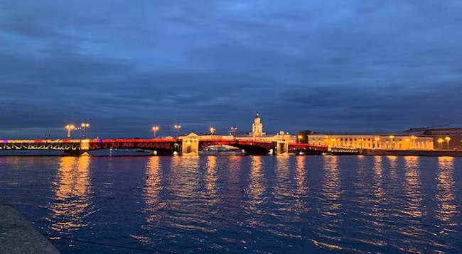 Дворцовый мост окрашивается в цвета вьетнамского флага. Фото: Кюэ Ань