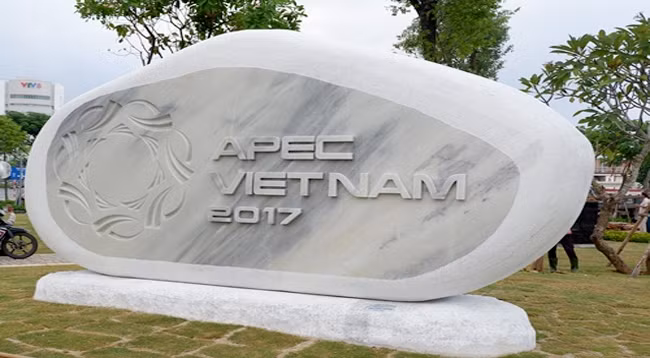 Логотип-скульптура АТЭС 2017 в цетре парка. Фото: apec2017.danang.gov.vn