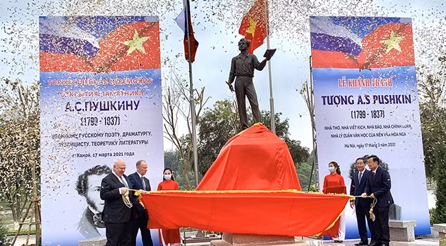 Церемония открытия памятника великому русскому поэту и писателю А.С.Пушкину в Ханое. Фото: Департамент по внешним связям г. Ханоя