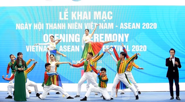 Художественный номер на церемонии открытия фестиваля. Фото: tienphong.vn
