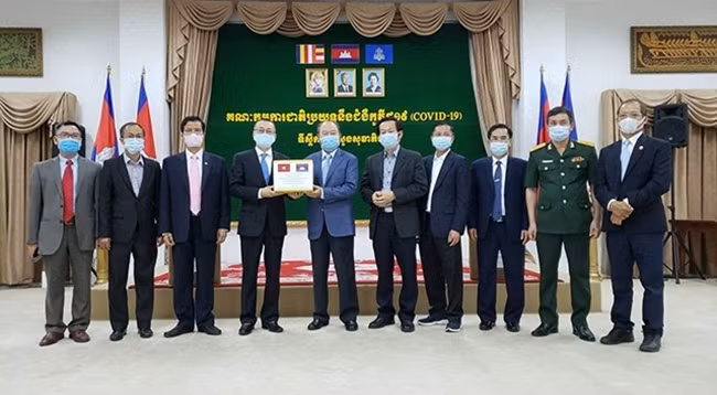 Делегаты фотографируются на церемонии передачи медоборудования.