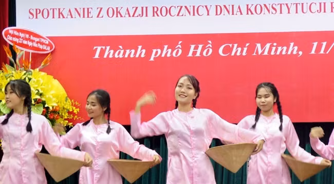 Художественный номер в рамках встречи. Фото: hcmcpv.org.vn
