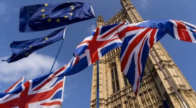 Флаги Великобритании и ЕС. Фото: Sky News