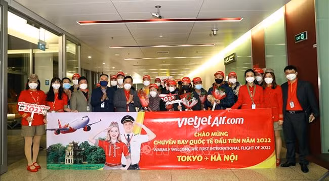 Руководители Управления авиации Вьетнама и компании Vietjet Air приветствуют первых гостей. Фото: VNA