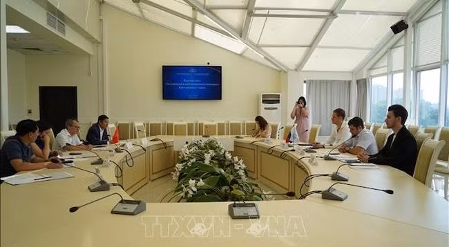 Общий вид круглого стола. Фото: VNA