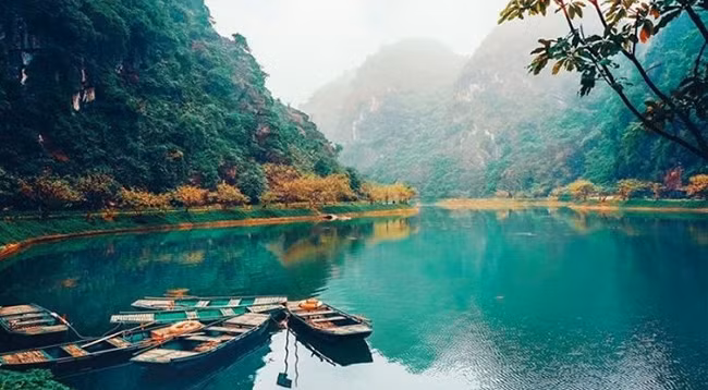 Круглый год вода в озере чистая, имеет изумрудный цвет. Фото: dulichkhampha24.com