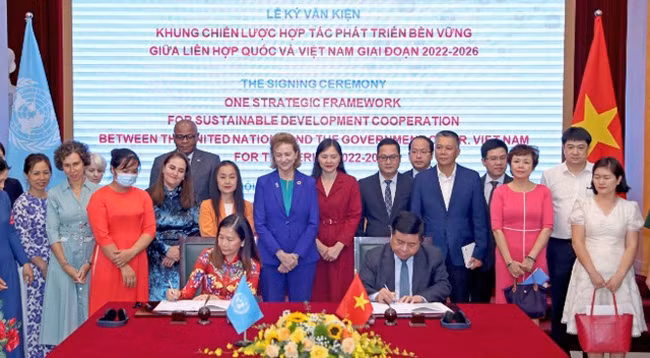 Общий вид церемонии подписания документа. Фото: baochinhphu.vn
