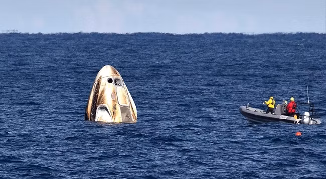 Корабль компании SpaceX успешно приводнился в Мексиканском заливе. Фото: NASA