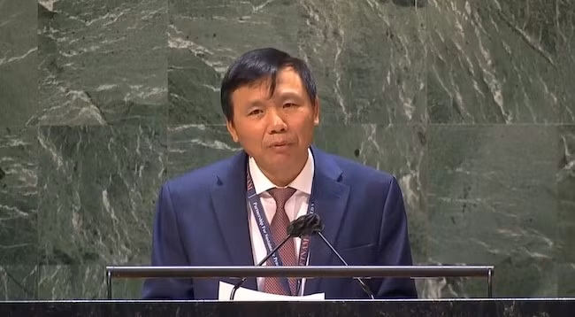 Посол Данг Динь Кюи, глава постоянной миссии Вьетнама при ООН, выступает на заседании. Фото: baoquocte.vn