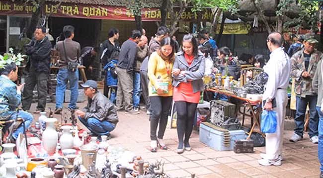 Антикварный рынок на улице Хоангхоатхам. Фото: nld.com.vn