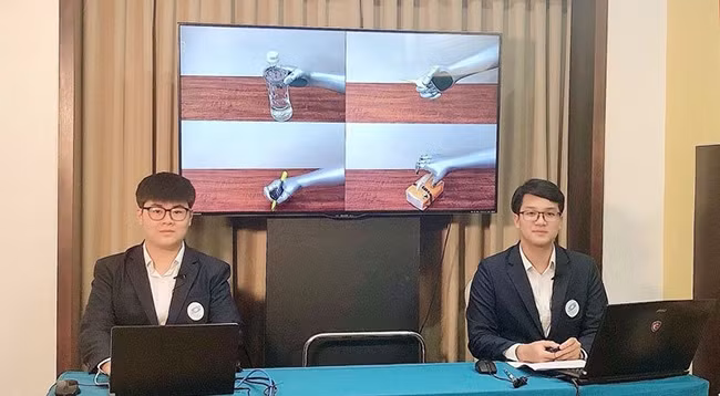 Учащиеся средней школы Хантхуен на презентации проекта. Фото: laodong.vn