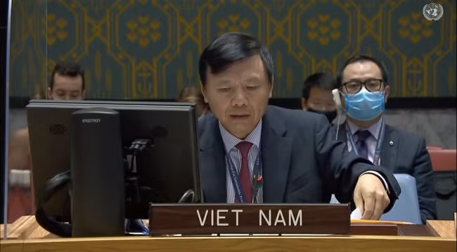 Посол Данг Динь Кюи выступает на заседании. Фото: baoquocte.vn