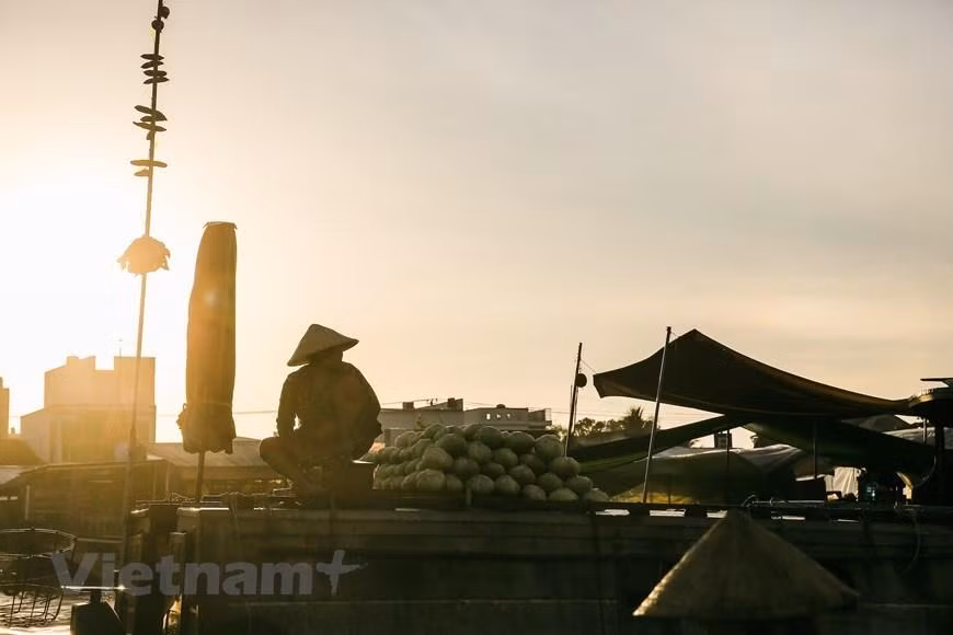 На плавучем рынке Кайранг сформирована довольно уникальная форма маркетинга в виде «шеста бео». Это длинный шест, установленный на лодке, на котором продавцы развешивают образцы своих товаров. Издалека покупатели могут увидеть ассортимент товаров на лодке и сделать свой выбор. Таким образом, «шесты бео» сами стали отличительной чертой плавучего рынка. Фото: ВИА На плавучем рынке Кайранг сформирована довольно уникальная форма маркетинга в виде «шеста бео». Это длинный шест, установленный на лодке, на котором продавцы развешивают образцы своих товаров. Издалека покупатели могут увидеть ассортимент товаров на лодке и сделать свой выбор. Таким образом, «шесты бео» сами стали отличительной чертой плавучего рынка. Фото: ВИА