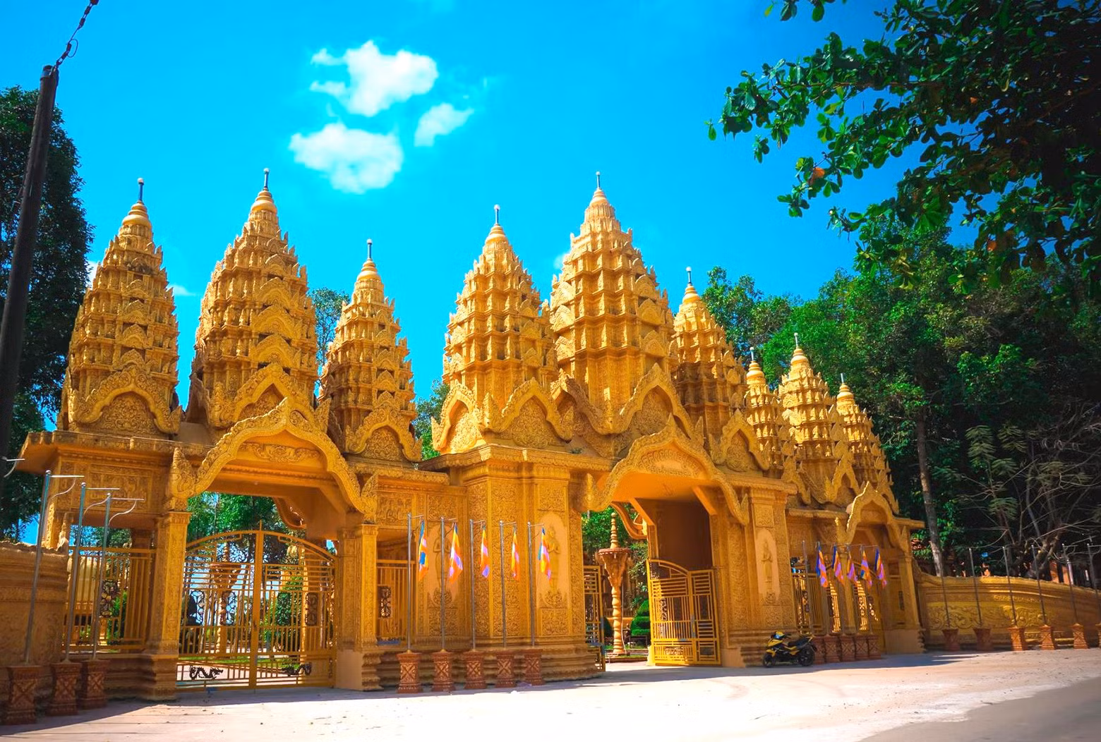 Ворота в пагоду. Фото: thamhiemmekong.com