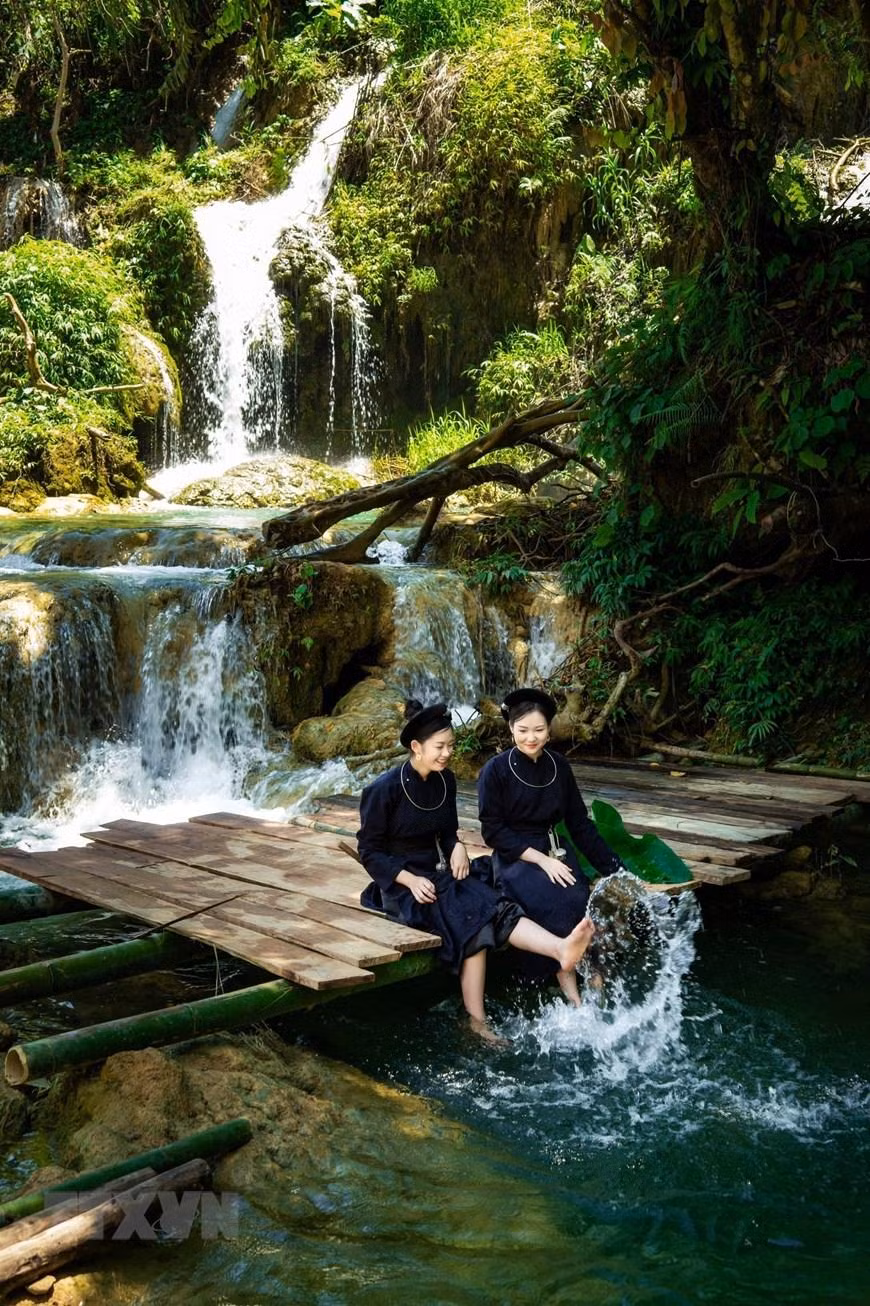Красивый водопад привлекает много людей к посещению. Фото: ВИА