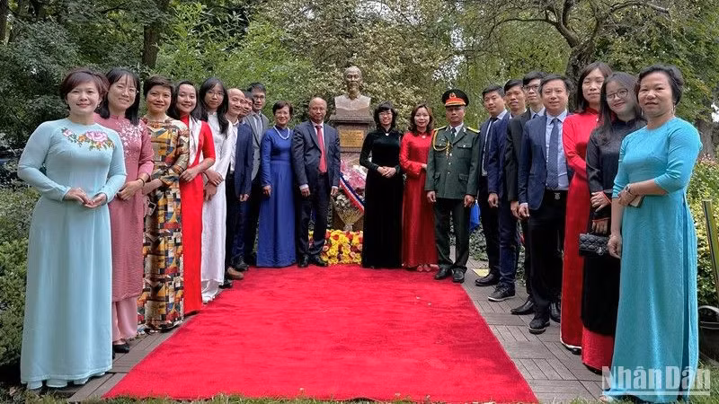 Участники церемонии фотографируются на память.
