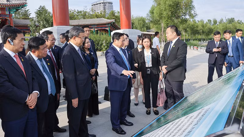 Премьер-министр Фам Минь Тьинь посещает новый район Сюнъань. Фото: Нят Бак