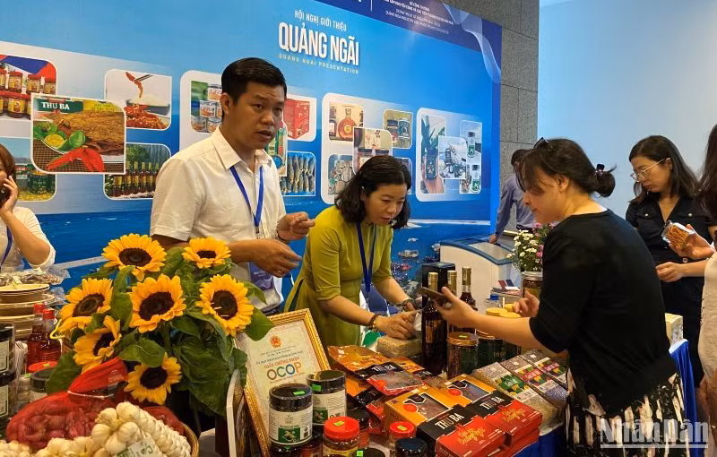 Предприятия представляют продукцию OCOP и деликатесы провинции Куангнгай. Предприятия представляют продукцию OCOP и деликатесы провинции Куангнгай.