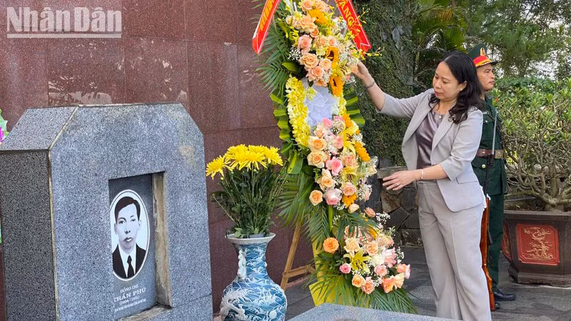 Вице-президент Во Тхи Ань Суан возлагает цветы к могиле покойного Генерального секретаря ЦК КПВ Чан Фу.