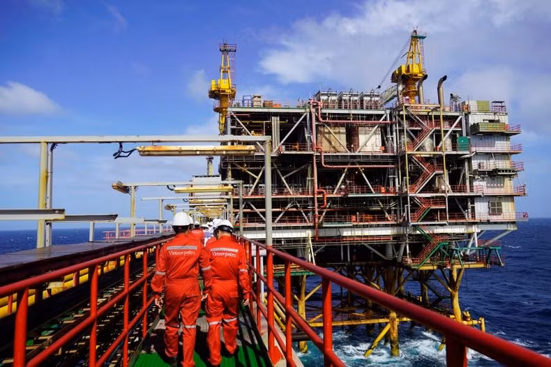 Рабочие идут на работу в нефтяном месторождении Батьхо. Рабочие идут на работу в нефтяном месторождении Батьхо.