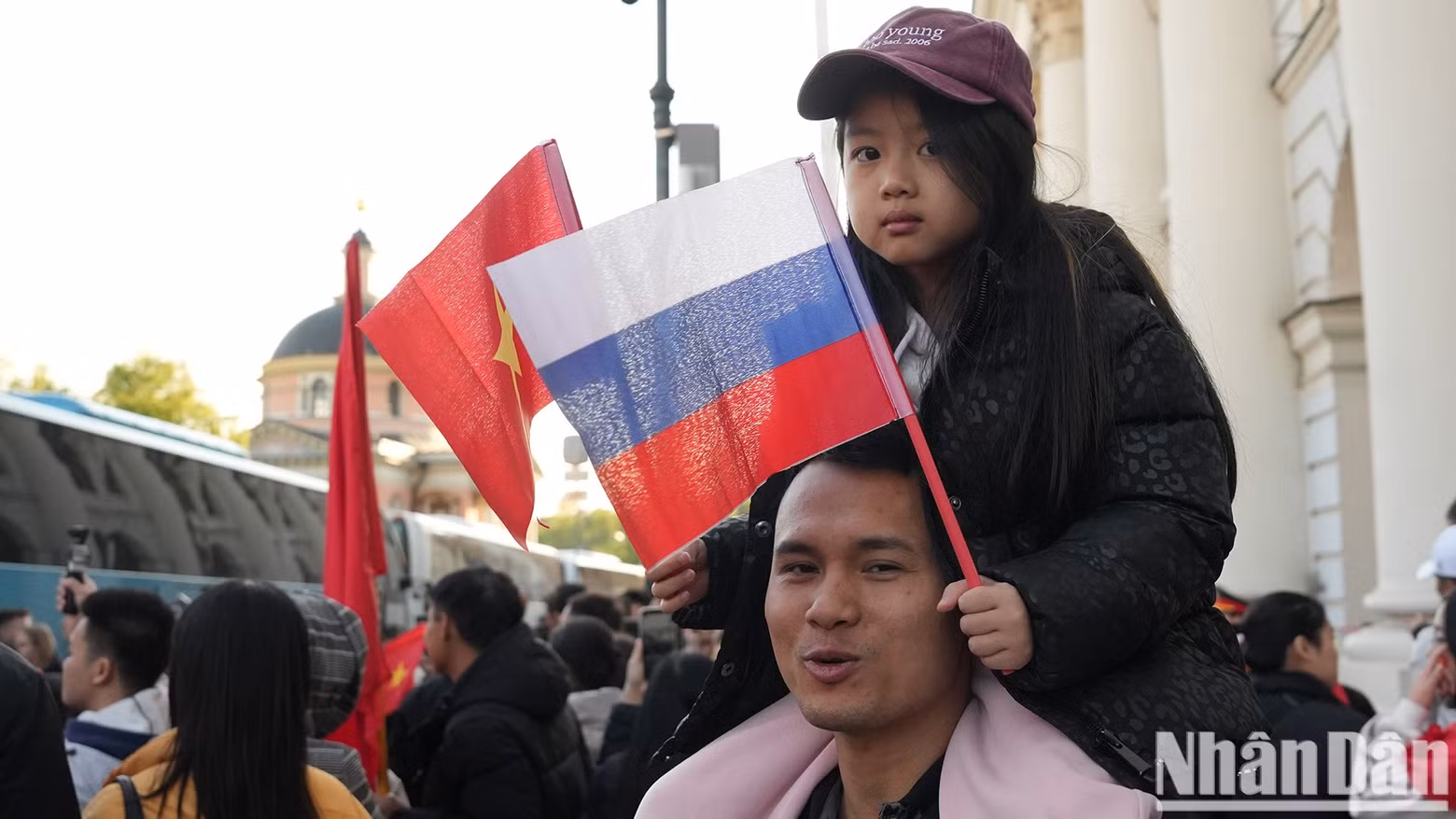Помимо взрослых, многие маленькие дети тоже были приведены родителями, чтобы подбодрить военнослужащих.