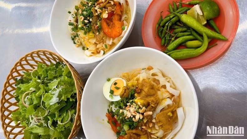 Лапша куанг с креветками и мясом – популярное блюдо в Дананге. Лапша куанг с креветками и мясом – популярное блюдо в Дананге.