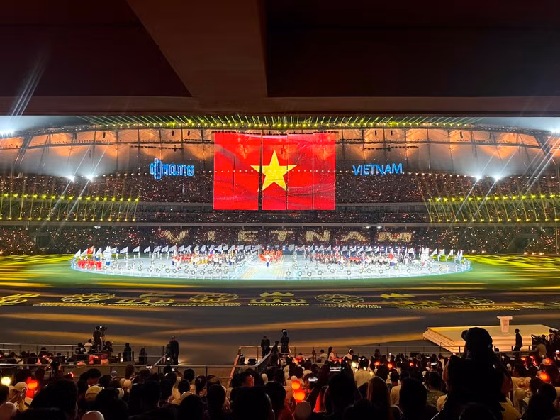 Национальный флаг Вьетнама на церемонии открытия SEA Games 32. Национальный флаг Вьетнама на церемонии открытия SEA Games 32.