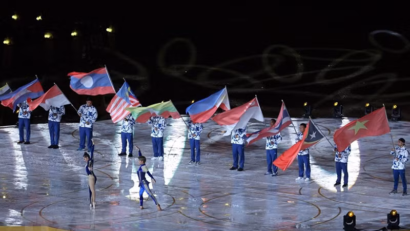 Тайские артисты выступают с художественными номерами в знак приветствия страны-хозяйки SEA Games 33. Тайские артисты выступают с художественными номерами в знак приветствия страны-хозяйки SEA Games 33.