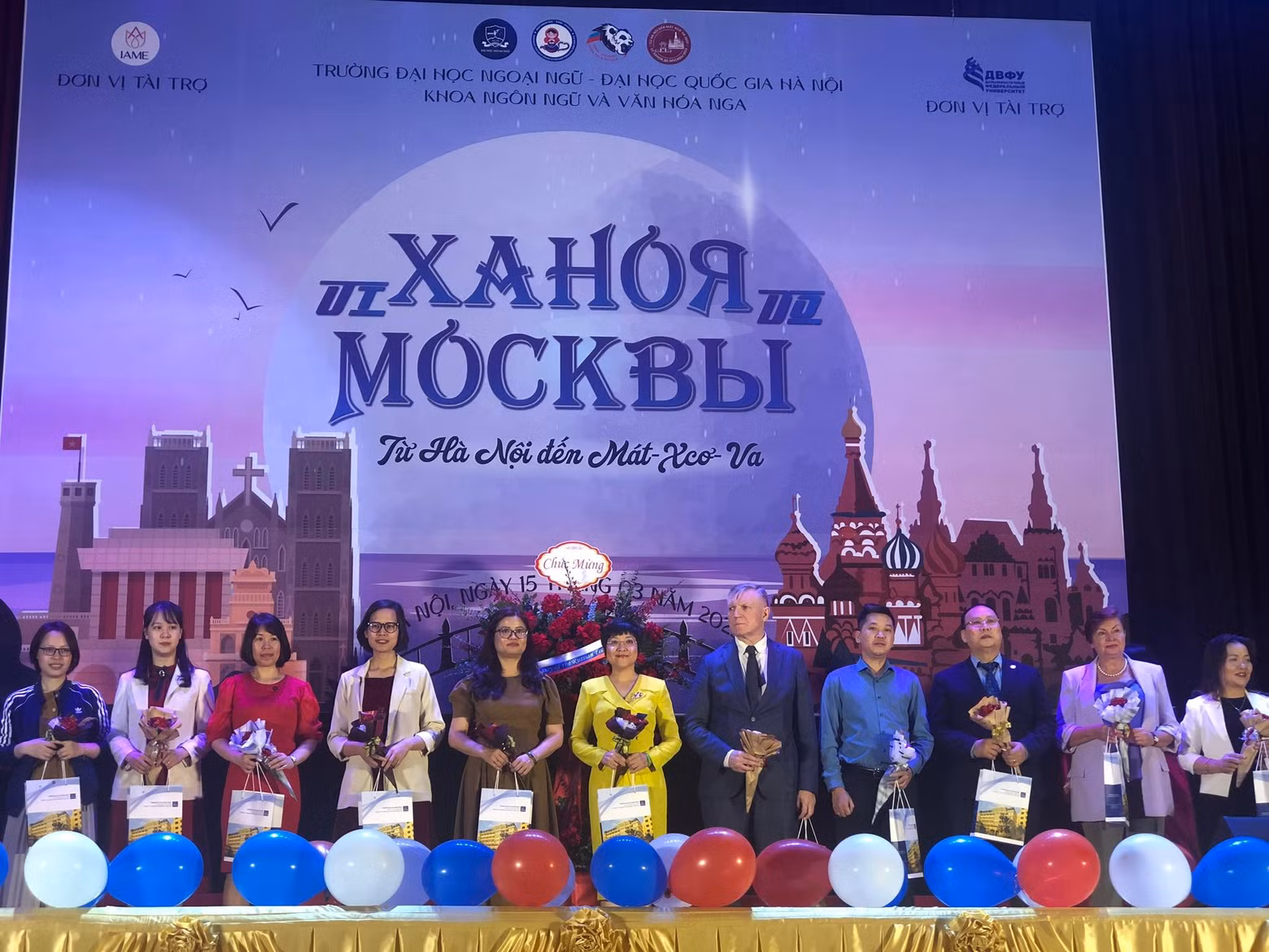 Вручение подарков гостей мероприятия. Вручение подарков гостей мероприятия.