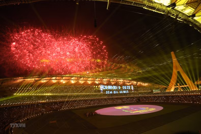 Фейерверк ознаменовал официальное начало SEA Games 32. Фейерверк ознаменовал официальное начало SEA Games 32.