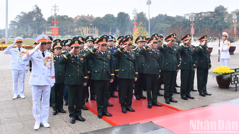 Делегация Центрального военного комитета и Министерства обороны почитает память Президента Хо Ши Мина. Делегация Центрального военного комитета и Министерства обороны почитает память Президента Хо Ши Мина.