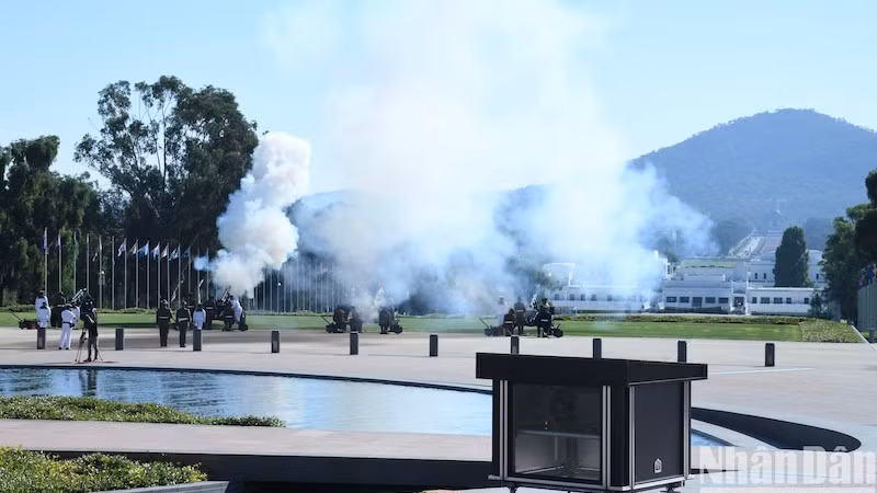 В честь Премьер-министра Вьетнама был дан артиллерийский салют из 19 залпов. Фото: Тхань Жанг