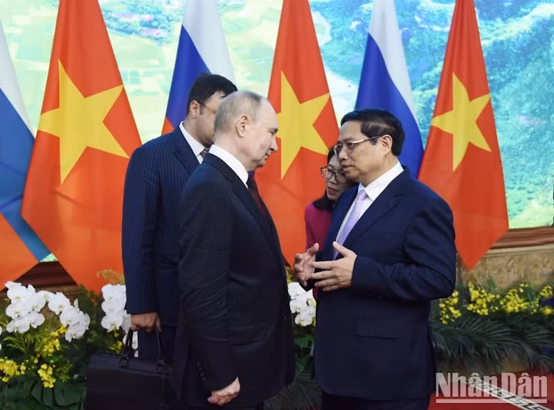 Премьер-министр Фам Минь Тьинь беседует с Президентом Путиным. Фото: Чан Хай Премьер-министр Фам Минь Тьинь беседует с Президентом Путиным. Фото: Чан Хай